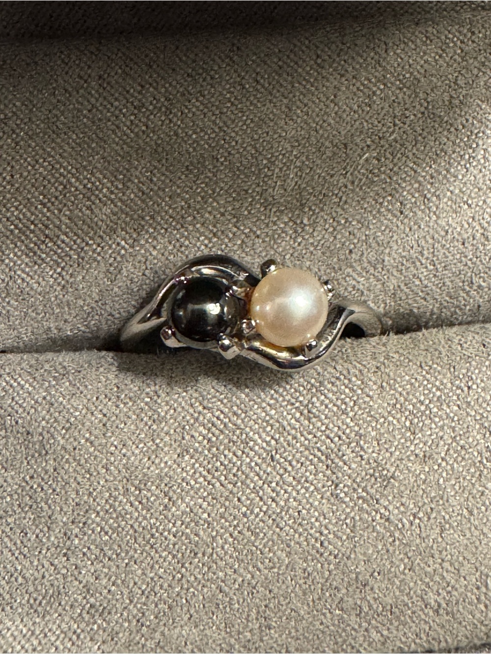 Sterling Silver Black and White Cultured Pearl Ring - Size 7.25 - Picture 3 of 6